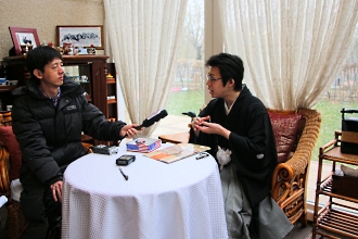 インタビューを受けているときの写真